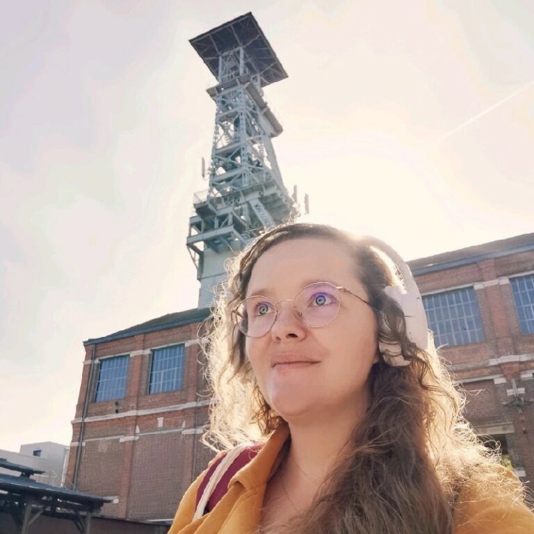 Caroline Soreau devant le chevalement d'Arenberg