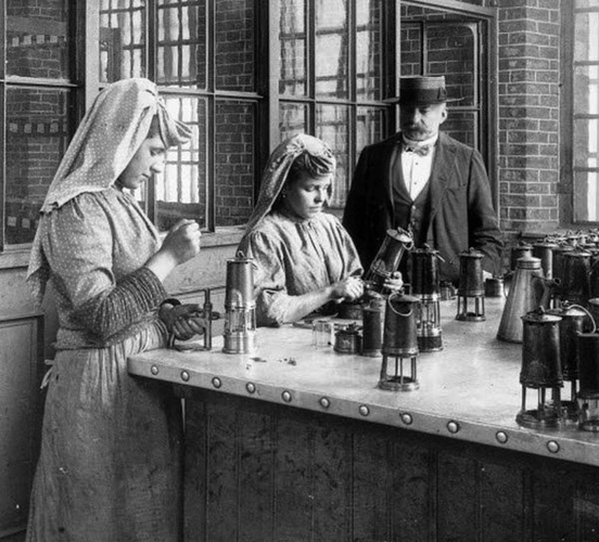 Lampistes au travail, début du XXe siècle